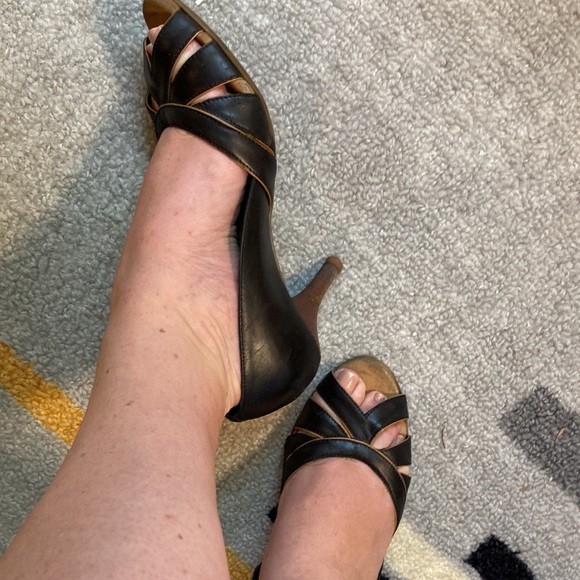 Size 8.5 (I believe) Aerosole Leather Open Toe Pumps w Wooden Heel - Picture 12 of 12